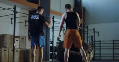 Araba lastik iterek tarassut sporcu Koç