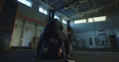 Atletik adam ağır araba lastik saygısız