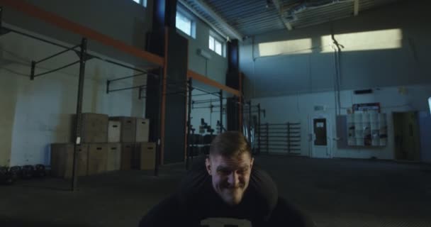 Homme tirant un gros pneu à l'entraînement Crossfit — Video