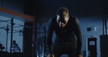 Crossfit eğitim sırasında çekiç kullanan adam