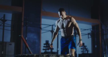 Balyoz ile çalışma dışarı yorgun adam