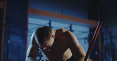 Balyoz ile çalışma dışarı yorgun adam