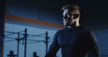 Kendine güvenen sporcu kameraya bakıyor