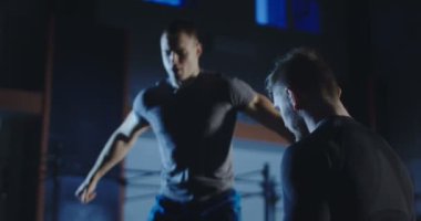 Sportif izlerken eğitmen eğitim salonunda dostum