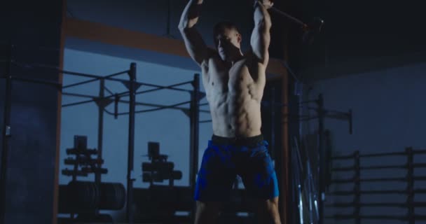 Man gör crossfit exersices med hammare på gym — Stockvideo
