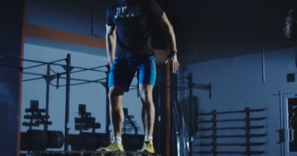 Trenér přihlížející muž cvičit — Stock video