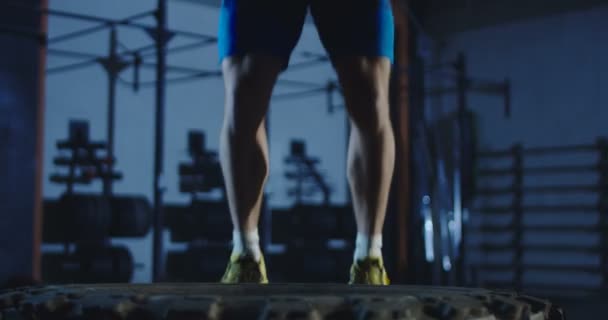 Unbekannter Sportler springt auf riesigen Autoreifen — Stockvideo
