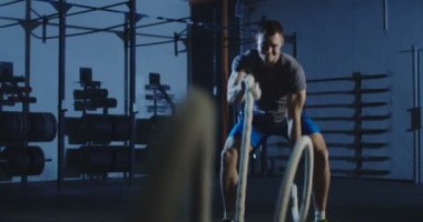Atletik erkek halatlar içinde jimnastik salonu ile çalışma dışarı