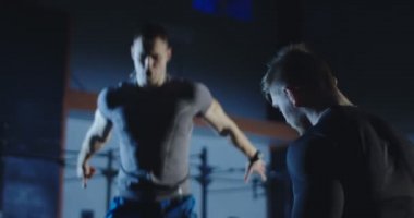 Sportif izlerken eğitmen eğitim salonunda dostum