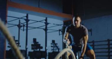 Atletik erkek halatlar içinde jimnastik salonu ile çalışma dışarı