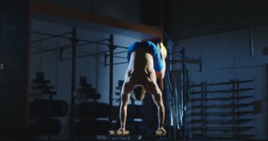 Stamina eğitim çubukları üzerinde çalışma dışarı atlet