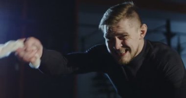 Spor salonunda ağır halatlar ile çalışma dışarı atlet