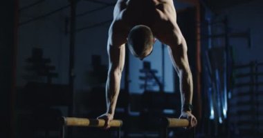 Stamina eğitim çubukları üzerinde çalışma dışarı atlet