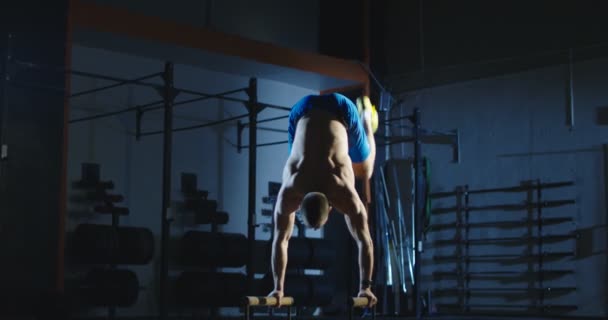 Atleta trabalhando em barras de resistência de treinamento — Vídeo de Stock