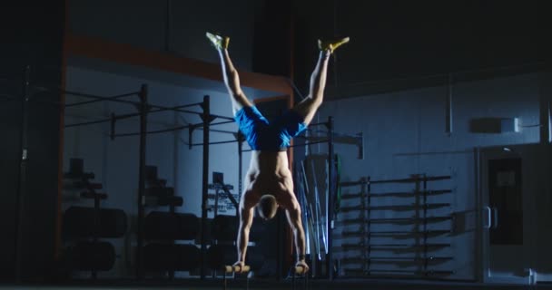 Atleta haciendo ejercicio en barras de entrenamiento de resistencia — Vídeos de Stock