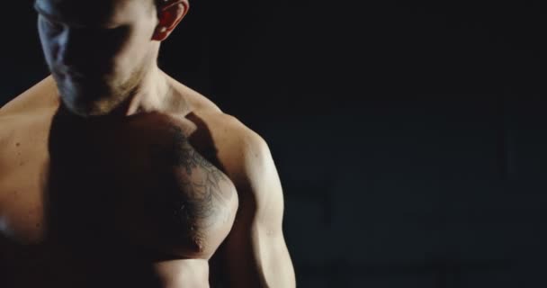 Atleta sin camisa con el torso muscular bombeando bíceps — Vídeos de Stock