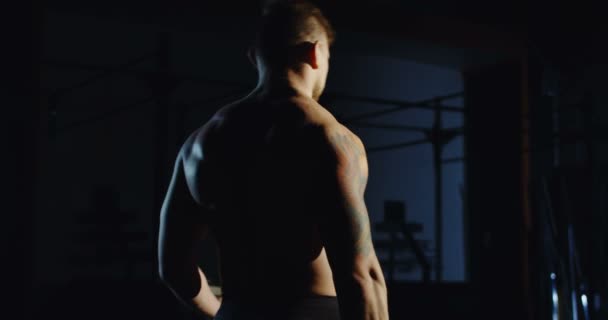 Muskulös bodybuilder lyft tung hantel — Stockvideo