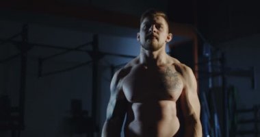 Gömleksiz atlet kaldırma ağır halter