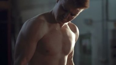 Ağır kaldırma egzersiz yaparak sporcu