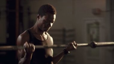 Genç sportif halter kaldırma adam siyah