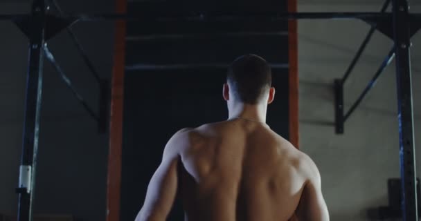 Muskulös sportsman med bar överkropp torso gör chin-ups — Stockvideo