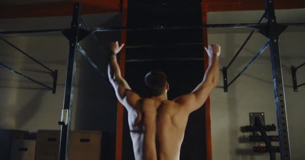Анонімний спортсмен тренує м'язи спини — стокове відео