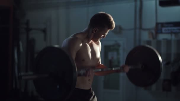 Hombre haciendo ejercicio con barra en el gimnasio — Vídeo de stock