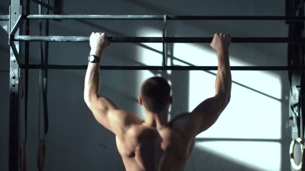 匿名のスポーツマンが背中の筋肉をトレーニング — ストック動画