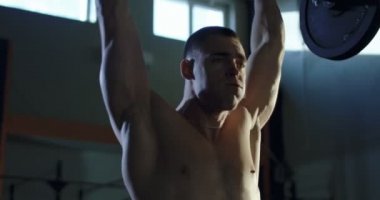 Ağır kaldırma egzersiz yaparak sporcu