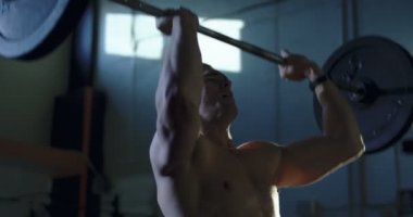 Ağır kaldırma egzersiz yaparak sporcu