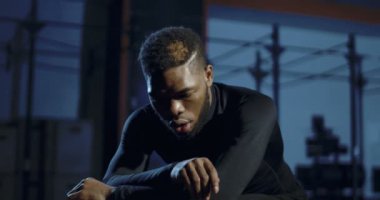 Yorgun siyah sporcu spor salonunda kurtarma