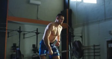 Atlet bar tarafından bir el kaldırdı.