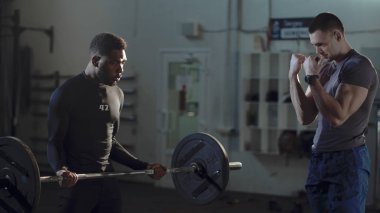 Spor salonunda sporcu ile çalışma dışarı eğitmen