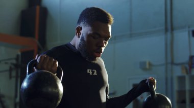 Güçlü siyah adam Ireland içinde jimnastik salonu kaldırma