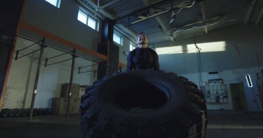 Eğitim de büyük lastik çekerek adam