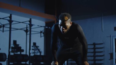 Eğitim sırasında çekiç kullanan adam