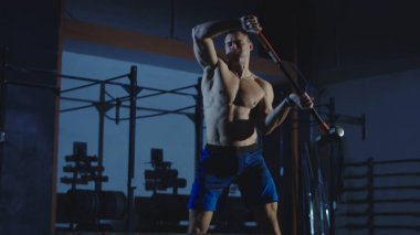 Spor salonunda çekiçle CrossFit exersices yapan erkek