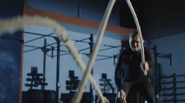 Spor salonunda ağır halatlar ile çalışma dışarı atlet