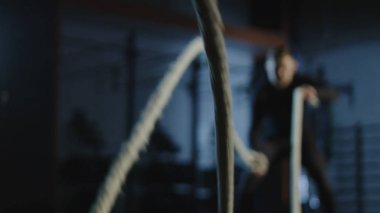 Spor salonunda ağır halatlar ile çalışma dışarı atlet