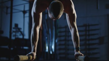 Stamina eğitim çubukları üzerinde çalışma dışarı atlet