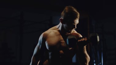 Spor salonunda dumbbells ile egzersiz kas adam