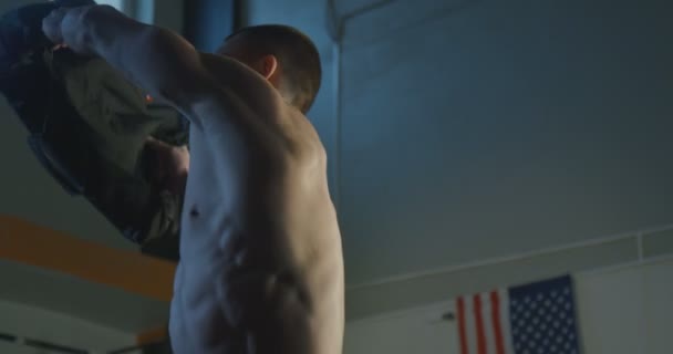 サンドバッグ トレーニング上半身裸のスポーツマン — ストック動画