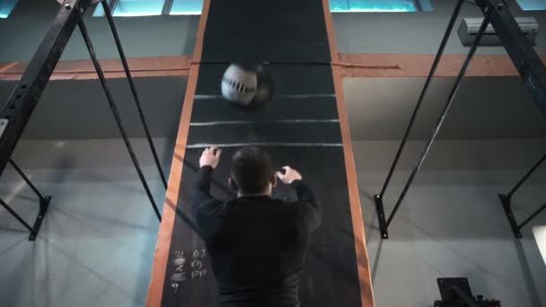 Athletiktraining mit schwerem Hantelball — Stockvideo