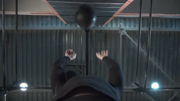 Hombre deportivo haciendo ejercicio con bola de peso — Vídeos de Stock