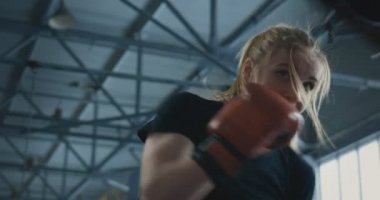 Koç halkası üzerinde eğitim boks kadın