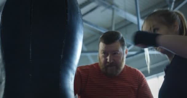 ボクシングのコーチ トレーニング ガール — ストック動画