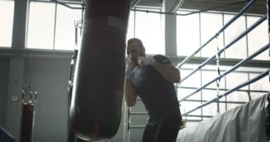 Boksör çanta içinde jimnastik salonu ile eğitim