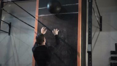 Adam ağırlık topuyla eğitim