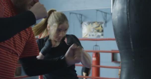 Coach training girl in boxing — Stock Video