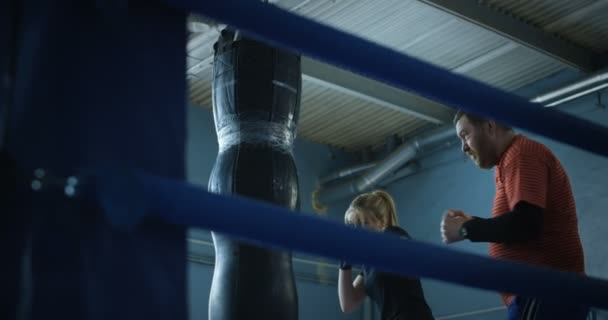 Kız boks punchbag eğitmeni — Stok video